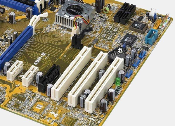 Asus A8N-E: Detail PCI Express ×4 slotu