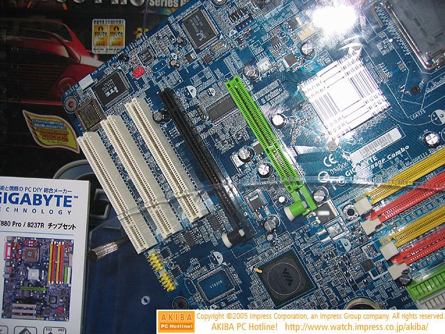 DualGFX (PCI-E ×16 a AGP 8×) na desce Gigabyte GA-8VT880P Combo