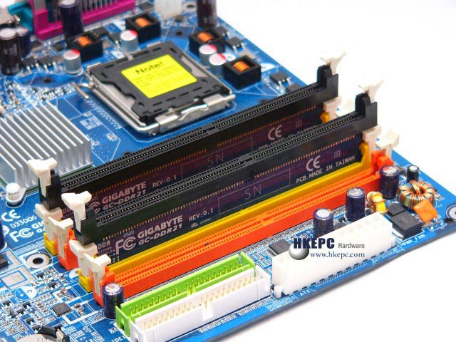 Samotné redukce Gigabyte GC-DDR21 zasunuté v základní desce