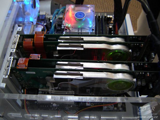 Čtyři GeForce 7900 GTX v Quad-SLI