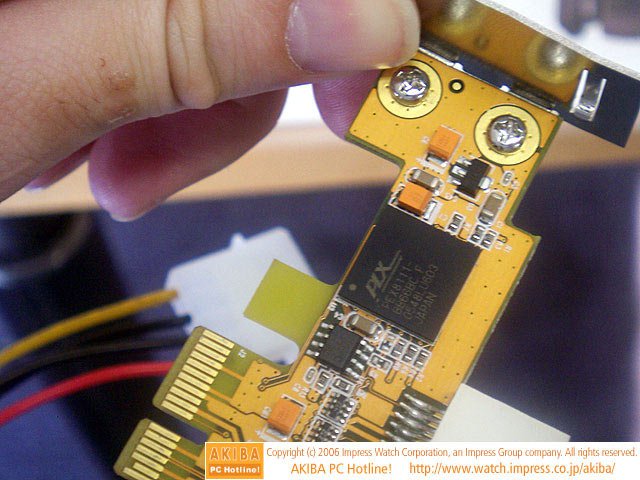 Redukce z PCI Express ×1 na PCI - detail čipu PEX 8111