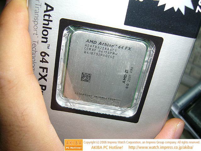 AMD Athlon 64 FX-62 kouká z krabice