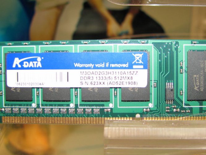 Detail A-DATA DDR3-1333 paměťového modulu