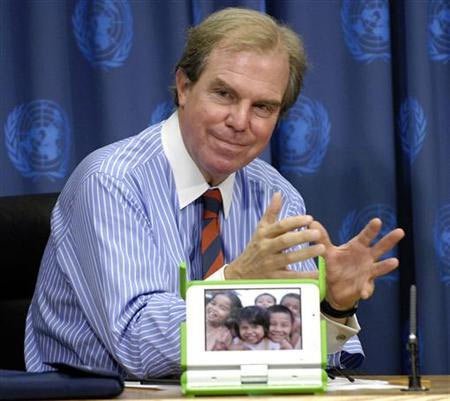 Nicholas Negroponte s OLPC notebookem XO