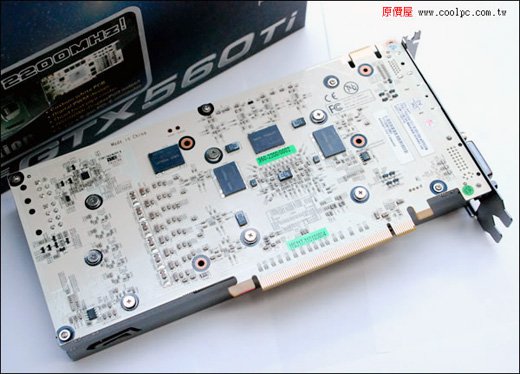 Galaxy GTX 560 Ti White Edition - zadní strana, bílé PCB