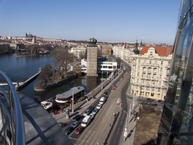 Pohled z terasy na střeše Tančícího domu na část Jiráskova náměstí a Masarykovo nábřeží