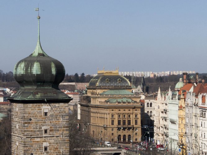 Pohled z terasy na střeše Tančícího domu na Národní divadlo