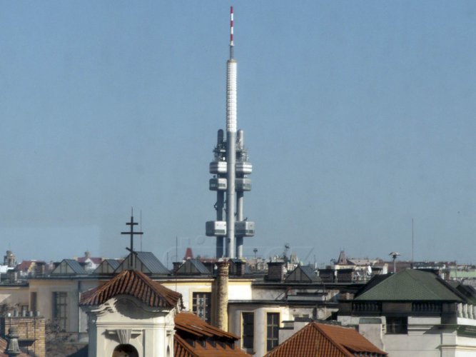 Pohled na žižkovský vysílač z restaurace Céleste na střeše Tančícího domu