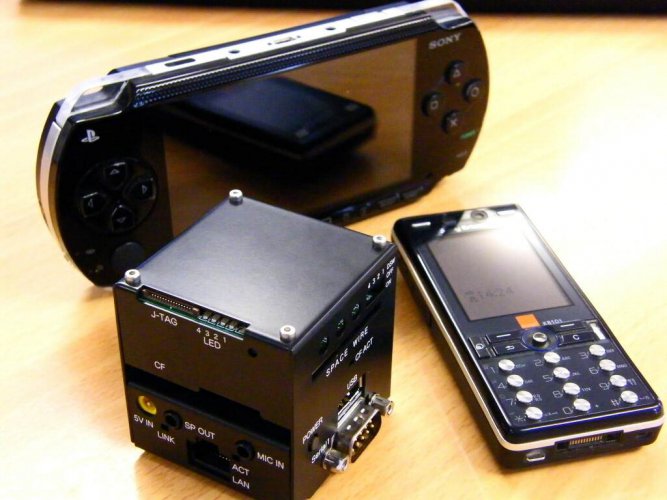 Space Cube s mobilem a PSP