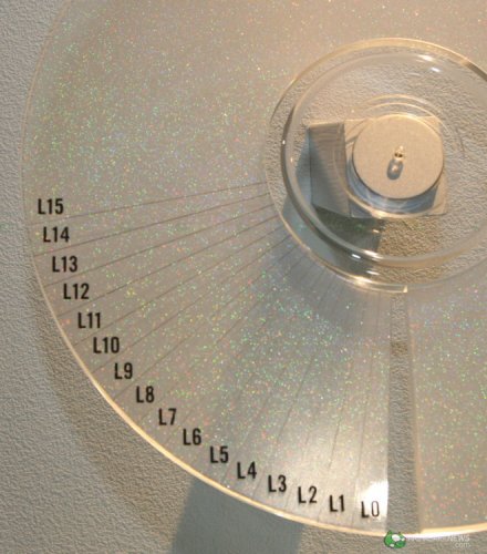 Pioneer 16layer BD disc v řezu