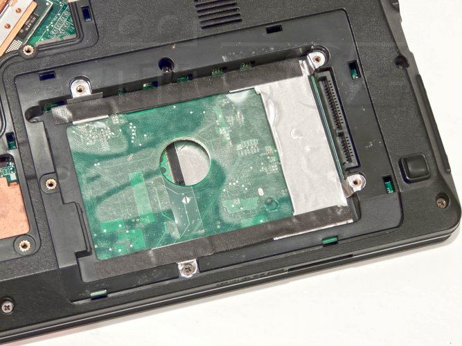 Acer Aspire 7745G - pozice pro SATA disk s podivně otočeným SATA konektorem