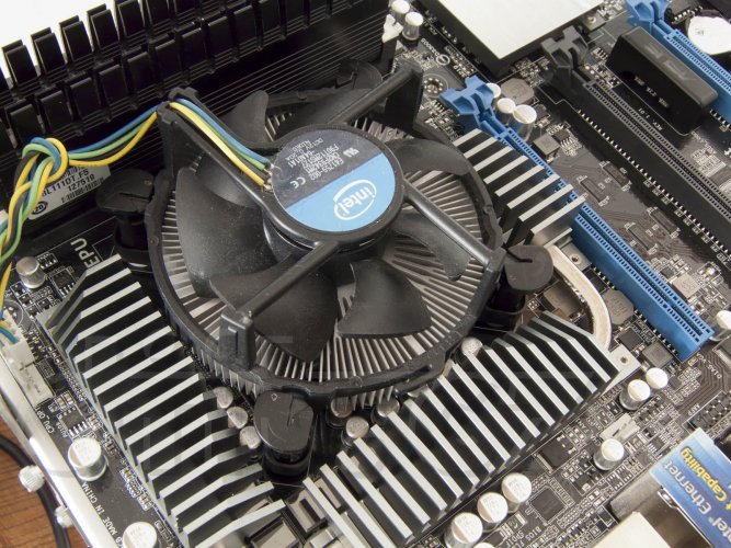 ASUS P8Z77 WS - konfliktní nasazení Intel chladiče