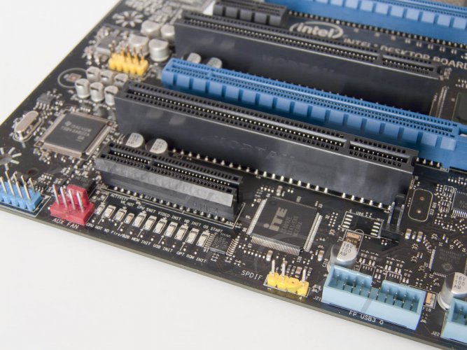 Intel Desktop Board DZ77GA-70K - diagnostické LED