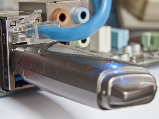 Kingston DT Workspace při osazení horního USB portu překáží ve vložení RJ-45 konektoru