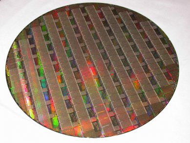 Křemíková deska s čipy Cell procesorů