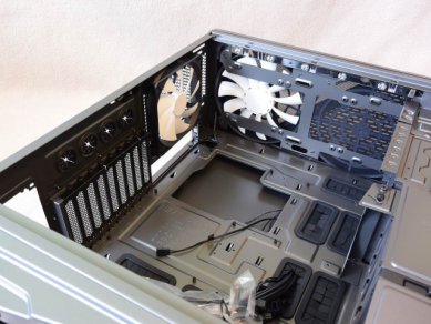 Nzxt Phantom 820 Dsc 3189 Vnitrek