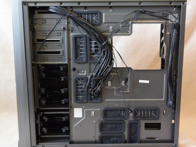 Nzxt Phantom 820 Dsc 3192 Vnitrek
