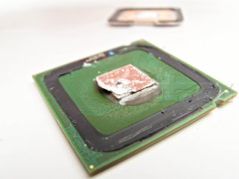 10 Tloušťka pájky procesoru Intel Pentium 4 560 mezi jádrem a heatspreaderem