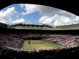 Centrální kurt ve Wimbledonu (zdroj: http://www.tws3d.com/view/wimbledon-center-court-1680x1050)