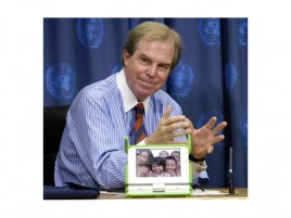 Nicholas Negroponte s OLPC notebookem XO