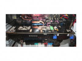 'ATI Radeon HD 4870 X2' v černém