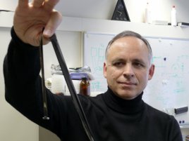 Evangelos Eleftheriou z IBM Research drží magnetický pásek