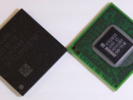 Intel Atom Z6xx (vpravo, 13,8 × 13,8 mm) + čipset MP20 (14 × 14 mm)