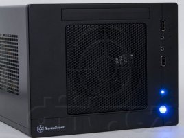SilverStone SG05-450 - přední panel se svítícími modrými LEDkami (pohled mírně z boku)