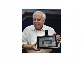 Kapil Sibal s počítačem za 35 USD