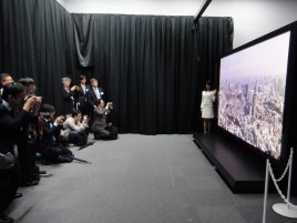 Prototyp 145palcové 8k plasma TV od Panasonicu/NHK_