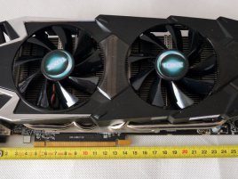 Sapphire Radeon HD 7970 TOXIC - frontal s metrem_