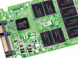 Intel SSD 520 - PCB (zdroj: AnandTech)